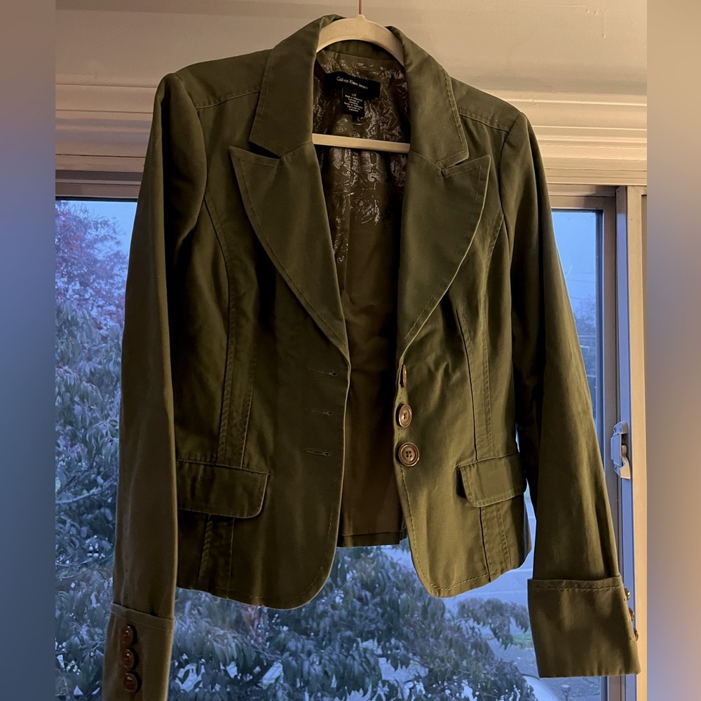Cropped olive green blazer, picture it with your jeans